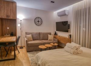 un soggiorno con divano e tavolo di Harmony Center Luxury Apartment a Komotini