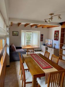 comedor con mesa de madera y sillas en Hermosa Casa Familar de Montaña en San Carlos de Bariloche