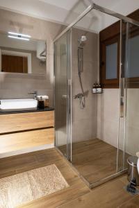 bagno con doccia e lavandino di Harmony Center Luxury Apartment a Komotini