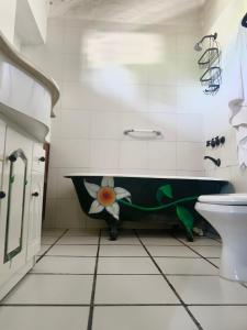 Ένα μπάνιο στο La Casa del Árbol Chacras de Coria