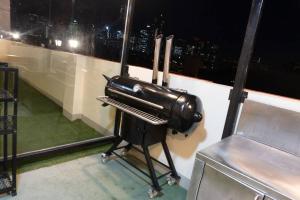 un maletín en un puesto junto a una ventana en Maria Deck Urban Glamping en Manila