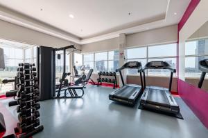 un gimnasio con cintas de correr y máquinas elípticas en Pestana Curitiba, en Curitiba