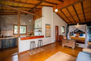 a living room with a kitchen and a bedroom at Ecovila Coração da Mata in Brumadinho