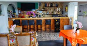 una cucina con bar e tavolo con sedie di Belle Etoile Océan a Rodrigues Island