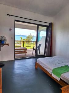 una camera con letto e vista sull'oceano di Belle Etoile Océan a Rodrigues Island