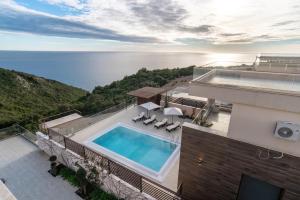 Bazén v ubytování Villa Cape Montenegro on Cliffside nebo v jeho okolí