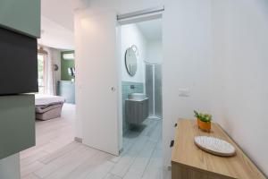 Habitación con baño con lavabo y mesa. en Monolocali Le Lecce Pool & Tennis, en Capoliveri 77 fotos más