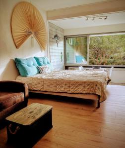 Un dormitorio con una cama grande y una ventana en Le Bali, en La Seyne-sur-Mer