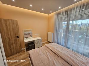 1 dormitorio con cama, tocador y espejo en Dilyanka, en Pernik
