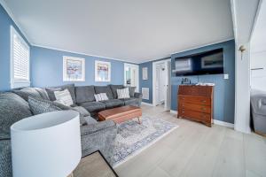 Posezení v ubytování Waterfront Chautauqua Lake Home with Stunning Views