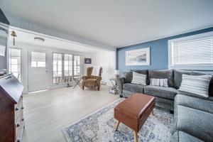 Posezení v ubytování Waterfront Chautauqua Lake Home with Stunning Views