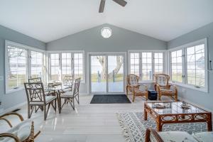 Fotografie z fotogalerie ubytování Waterfront Chautauqua Lake Home with Stunning Views v destinaci Jamestown