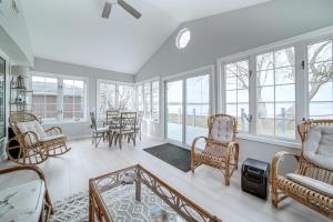 Posezení v ubytování Waterfront Chautauqua Lake Home with Stunning Views