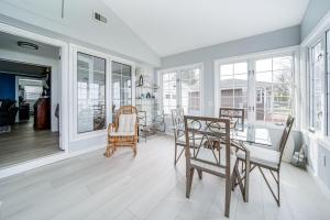 una sala da pranzo con tavolo e sedie di Jamestown Lake House with Boat Dock Access and Views! a Jamestown