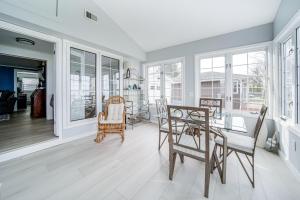 Posezení v ubytování Waterfront Chautauqua Lake Home with Stunning Views
