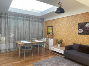 een woonkamer met een tafel en een bank bij Apartamento Deluxe II RB in Ribeira Brava