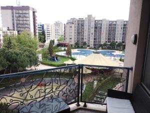 einen Balkon mit Blick auf den Pool und die Gebäude in der Unterkunft Arendo Sea апартамент в Barceló in Sonnenstrand
