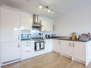 Northam的住宿－2 Bed in Westward Ho 35927，厨房配有白色橱柜和炉灶烤箱。