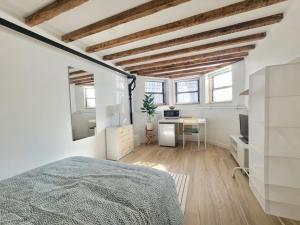 um quarto com uma cama e uma secretária com um computador em Cozy, Large and Fully Furnished - Near the L Train em Brooklyn