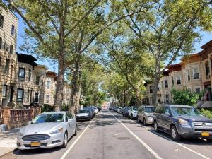 uma rua com carros estacionados na berma da estrada em Cozy, Large and Fully Furnished - Near the L Train em Brooklyn