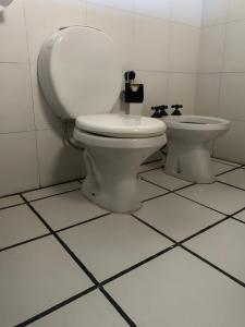 Ένα μπάνιο στο La Casa del Árbol Chacras de Coria