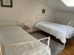 een slaapkamer met 2 bedden en een raam bij Apartamento Deluxe II RB in Ribeira Brava