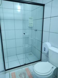 uma casa de banho com um chuveiro e um WC. em Pousada Belo Mar em Salvador