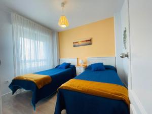 Rúm í herbergi á Apartamento primera linea de playa Valdelagrana +18 myndir