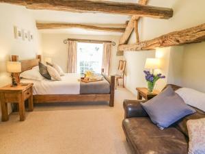 Un pat sau paturi într-o cameră la Carrholme Cottage