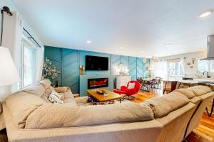uma sala de estar com um sofá e uma lareira em Dam Fun Cabin em Pinetop-Lakeside