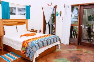 um quarto com uma cama e uma porta para uma varanda em North Beach Retreat em San Pedro