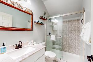 a bathroom with a sink and a shower at Dam Fun Cabin in Pinetop-Lakeside +18 photos