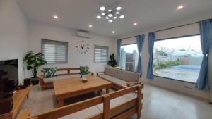 een woonkamer met een bank en een tafel bij 雲上 Villa in Hengchun