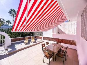 Rõdu või terrass majutusasutuses Stunning Bungalow, Pool, Terrace, Beach! SE12