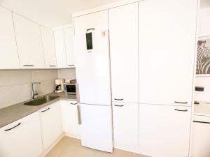 Köök või kööginurk majutusasutuses Stunning Bungalow, Pool, Terrace, Beach! SE12