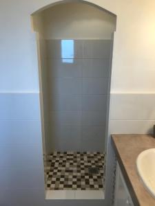 サント・マキシムにあるLe Mas du Soleilの黒と白のタイル張りのバスルーム(シャワー付)
