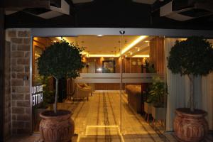 un vestíbulo con dos macetas en un edificio en POST Hotel Amman, en Amán