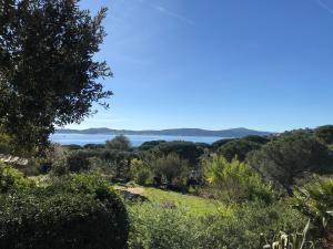 サント・マキシムにあるLe Mas du Soleilの庭園からの水の景色