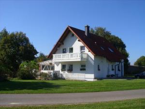 ein weißes Haus mit braunem Dach in der Unterkunft Haus Eichhölzle in Bichishausen