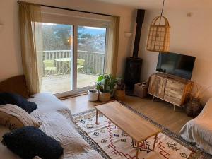 Μια τηλεόραση ή/και κέντρο ψυχαγωγίας στο Cliffside 3 Bedroom House with Sea Views