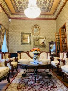 una sala de estar con un jarrón de flores sobre una mesa en Magdalena Hotel & Suites en Cuenca