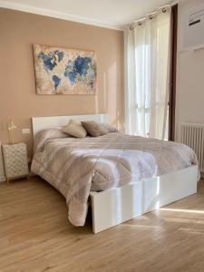 a bedroom with a bed and a painting on the wall at Angel's Suite in Vicenza