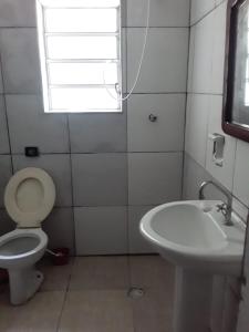 Pousada do Toninho في بيرويبي: حمام مع مرحاض ومغسلة