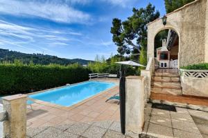 einen Pool mit Terrasse und Treppe neben einem Haus in der Unterkunft élégante villa avec piscine privée près de cassis in Carnoux