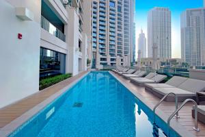 una piscina en la azotea de un edificio en MAJESTIC Act Two 2BR- 27th Floor Burj Khalifa- Downtown Dubai, en Dubái