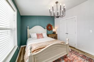 1 dormitorio con cama blanca y lámpara de araña en St Anthony Home with Horse Barn on 22 Acres! en Saint Anthony