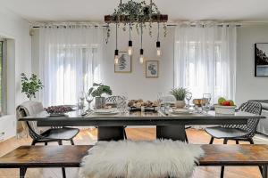 - une salle à manger avec une table et des chaises dans l'établissement RIVERSIDE spa open-plan in Saint-Côme, à Saint-Côme