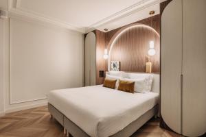 - une chambre avec un grand lit blanc dans l'établissement HIGHSTAY - Luxury Serviced Apartments - Centre Pompidou Museum, à Paris