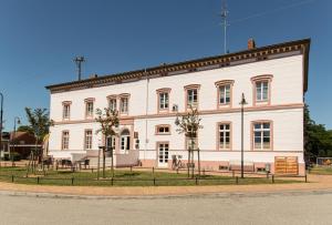 a large white building on the side of a street at Bahnhofsquartier Bad Wilsnack in Bad Wilsnack