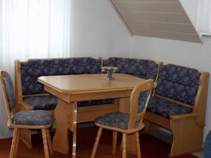 Zimmer mit einem Tisch, 2 Stühlen und einem Tisch in der Unterkunft Haus Eichhölzle in Bichishausen